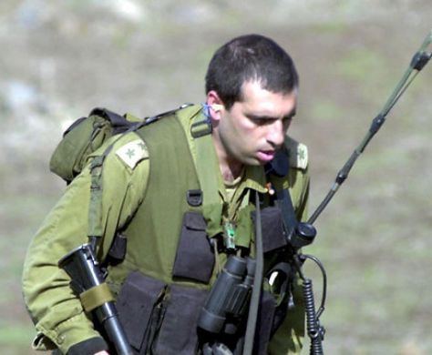 "הפעם היחידה שנגע בי היא כשלחץ לי יד כשקיבלתי דרגה"