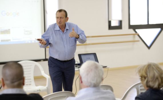 "הוא קרא לי חוצפנית מול 70 תלמידים"