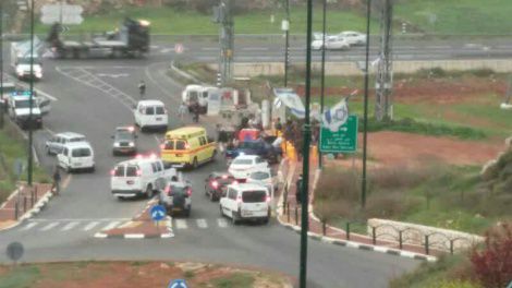 ארבעה פצועים בפיגוע משולב בכניסה לקריית ארבע