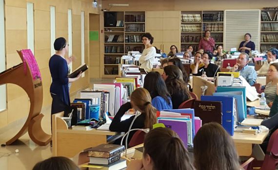 גם הן יכולות: תלמידת מדרשה סיימה את הש"ס