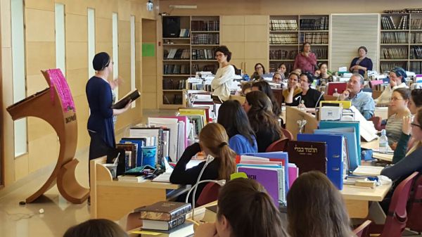 גם הן יכולות: תלמידת מדרשה סיימה את הש"ס