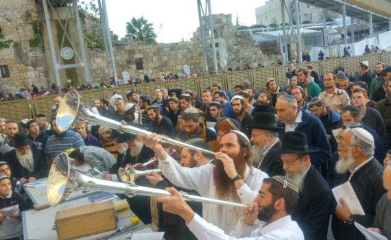 מתכוננים לפורים: הלכות תענית אסתר וזמני הצום