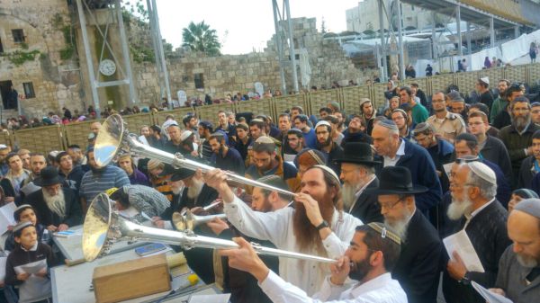 מתכוננים לפורים: הלכות תענית אסתר וזמני הצום