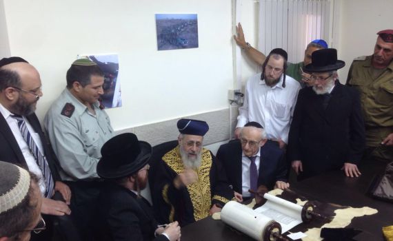 הרב יוסף התכבד בהכנסת ס"ת לחטיבת הקומנדו