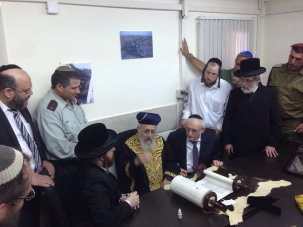 הרב יוסף התכבד בהכנסת ס"ת לחטיבת הקומנדו