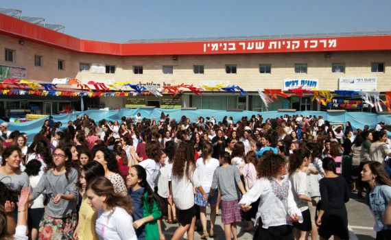 נוער בנימין רוקדים ומחזקים במקום הפיגוע