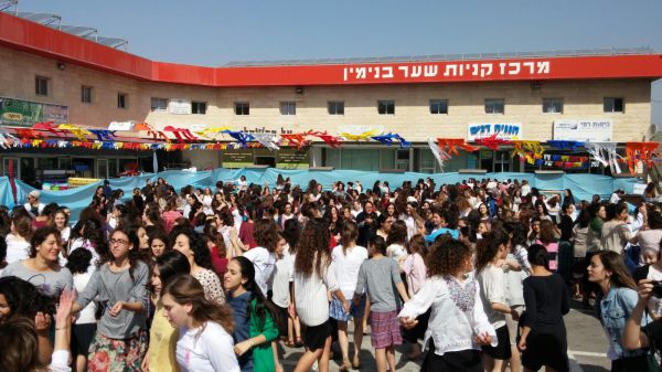 נוער בנימין רוקדים ומחזקים במקום הפיגוע