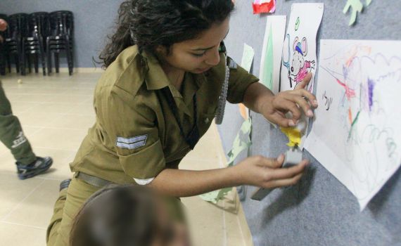יום האישה בצה"ל: קוצץ מסלול מורות חיילות