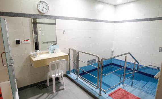 "טובלת שלא רוצה עזרת בלנית אין להקשות עליה"