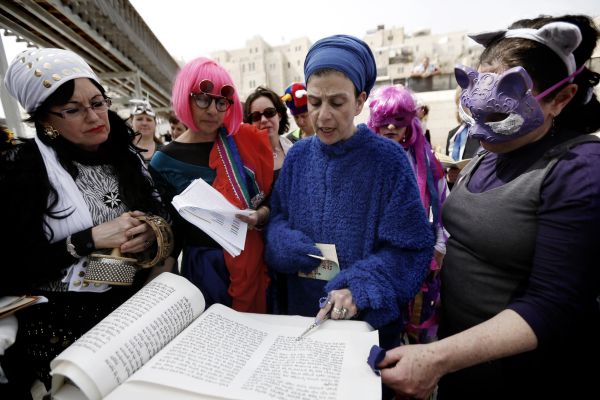 נשים שקוראות מגילה לא יברכו "על מקרא מגילה"?
