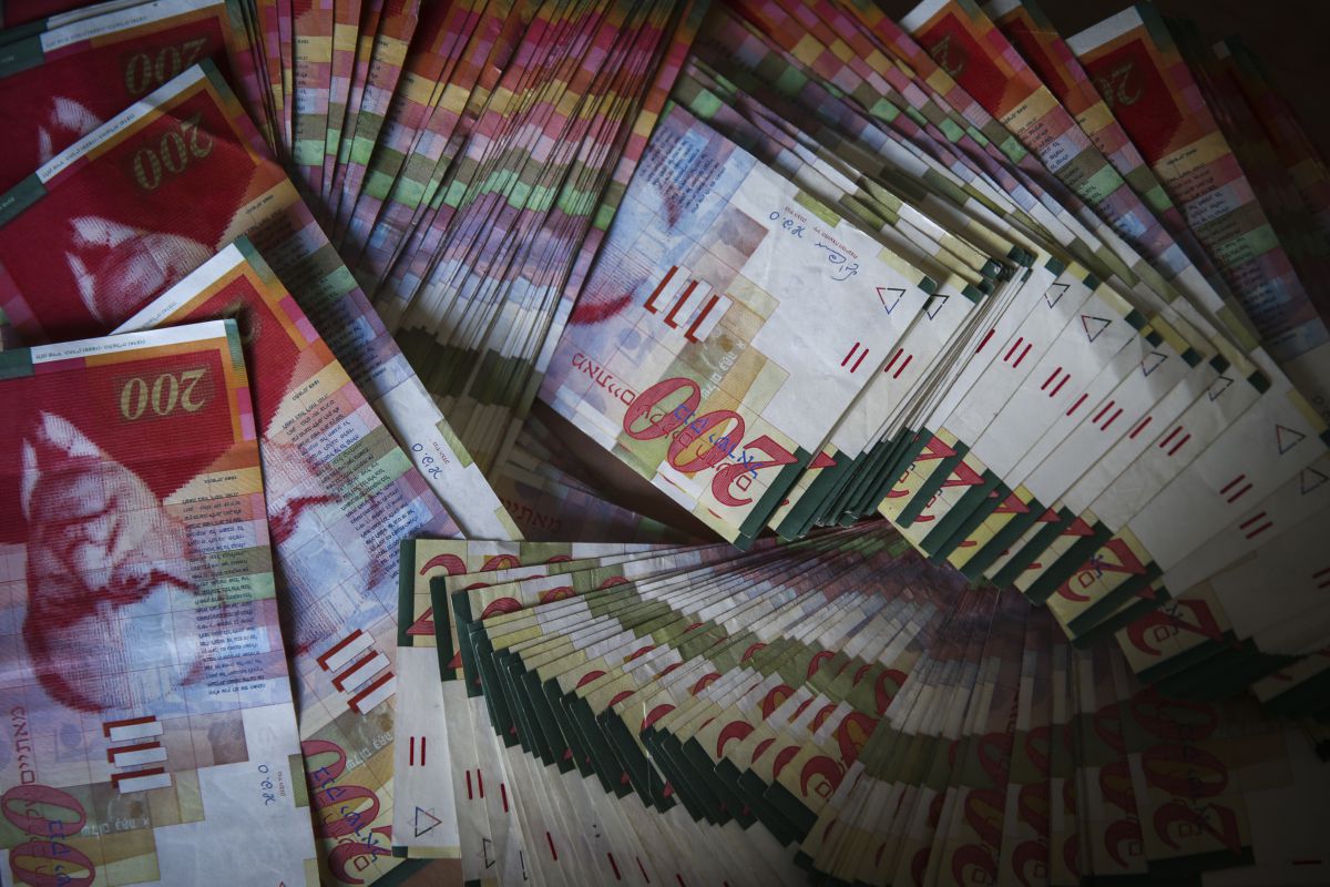 אושר החוק המגביל את שכר בכירים ל-200,000 בחודש