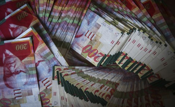 אושר החוק המגביל את שכר בכירים ל-200,000 בחודש