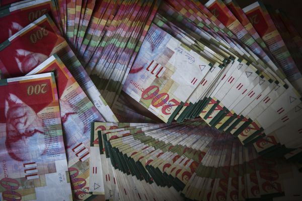 אושר החוק המגביל את שכר בכירים ל-200,000 בחודש