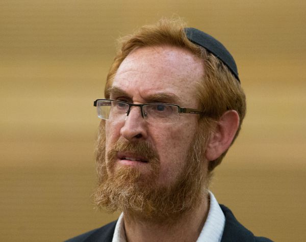 "לא תפקידכם לדחוף את האף ולפקח על הטבילה!"