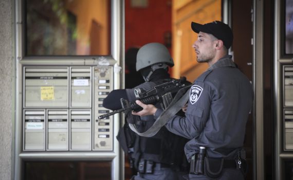 מרדף בתל אביב אחרי מחבל שניסה לדקור חייל