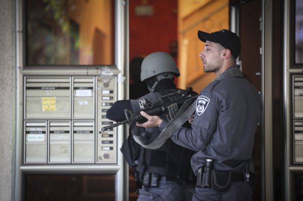 מרדף בתל אביב אחרי מחבל שניסה לדקור חייל