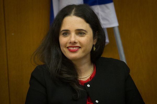 איילת שקד עוקצת: "כל אחד והמתפקדים שלו"