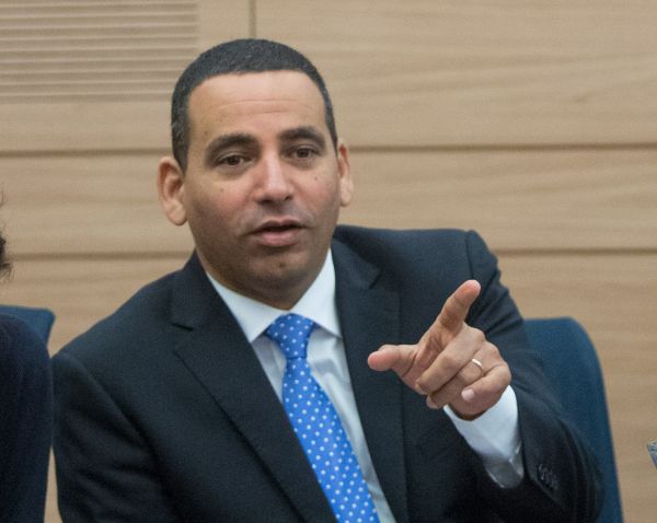 'דחוף שיפור האנגלית': חסון תקף באנגלית ונתקל בגליק