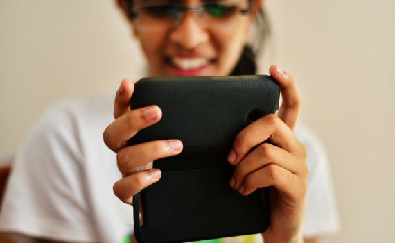 הדיינים קבעו: האישה לא בגדה בבעלה בפייסבוק