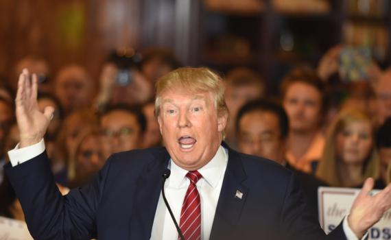 רגע של לחץ: המאבטחים קפצו להגן על טראמפ