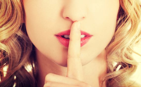 האישה שתקה בבית הדין; הדיינים חייבו אותה בגט