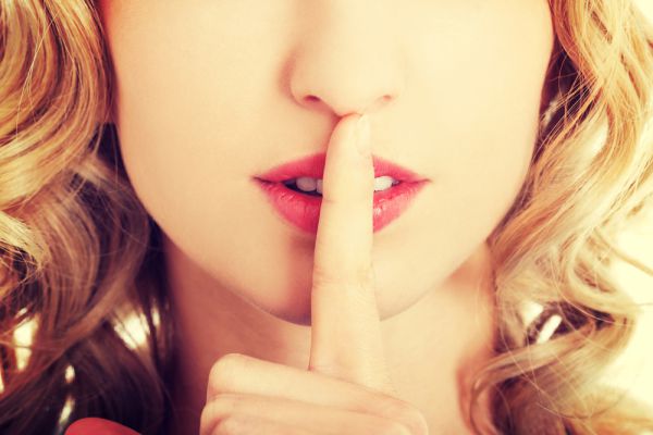 האישה שתקה בבית הדין; הדיינים חייבו אותה בגט