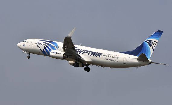 מחבל חטף מטוס מצרי; חשש לחגורת נפץ