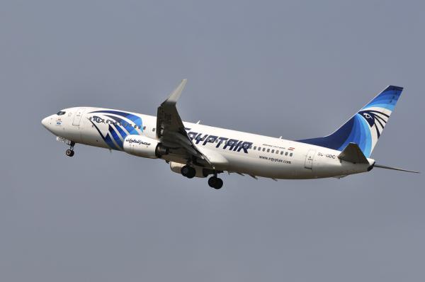 מחבל חטף מטוס מצרי; חשש לחגורת נפץ