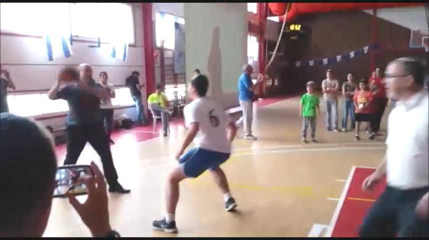 צפו בבנט משחק כדורסל: איירבול ואסיסט