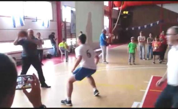 צפו בבנט משחק כדורסל: איירבול ואסיסט