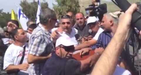 מפגינים תקפו את סגן השר מזוז שכינה אותם 'אספסוף'