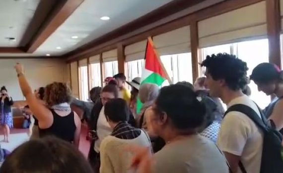 כאפיות ומועל יד: צפו בסערה בנאומו של ברקת