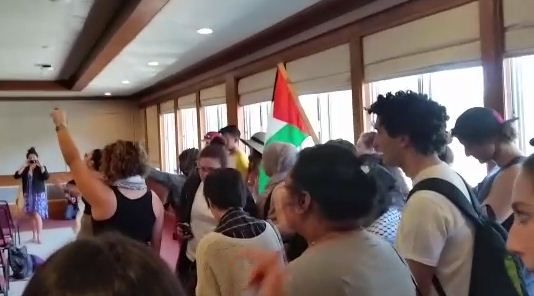 כאפיות ומועל יד: צפו בסערה בנאומו של ברקת