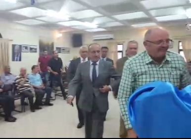 צפו: כך הבריח יוסי דגן את הפלסטינים מהאולם