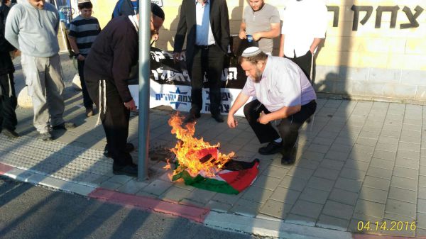 כמחאה על העונש: ראשי 'עוצמה יהודית' שרפו דגל