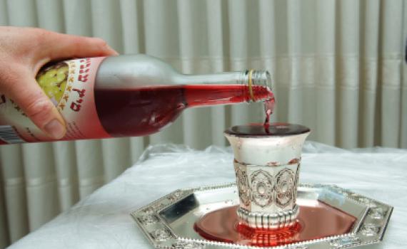 בגלל הרינג: יהודי נדקר במהלך קידוש בבית כנסת