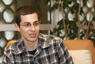 משפחת שליט מבהירה: "גלעד בריא ושלם"