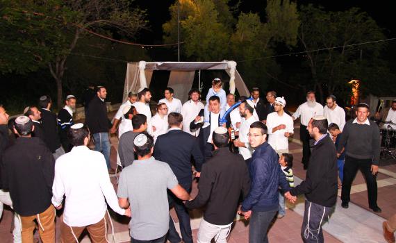 מרגש: כשישיבת ההסדר הפכה לאולם חתונות; צפו