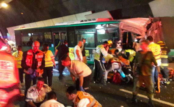 אוטובוס התנגש בקיר של מנהרות הכרמל: הרוגה ועשרות פצועים