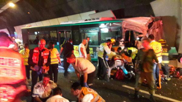 אוטובוס התנגש בקיר של מנהרות הכרמל: הרוגה ועשרות פצועים