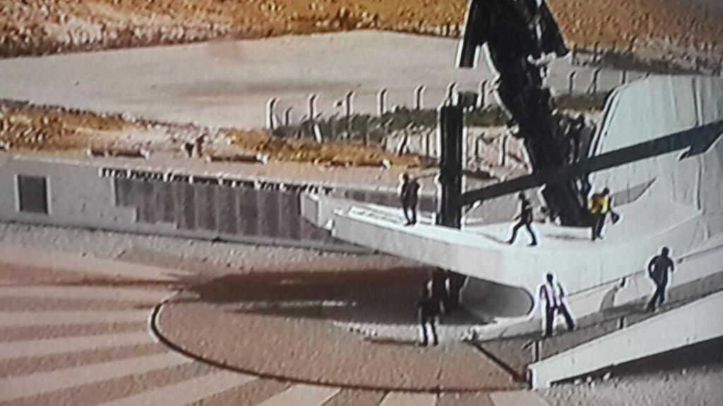 פלסטינים מחללים את האנדרטה לזכר חללי הבקעה