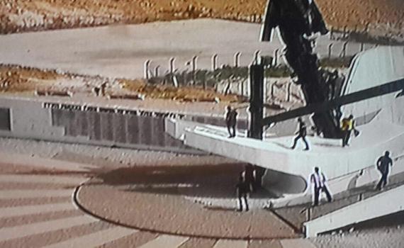 פלסטינים מחללים את האנדרטה לזכר חללי הבקעה