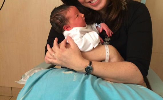 תמונה ראשונה של ציפי חוטובלי והתינוקת