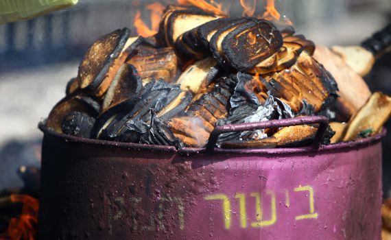 סוף זמן אכילת חמץ; סוף זמן ביעור חמץ