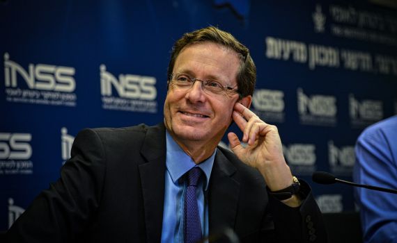 הדרישה מהרצוג: השעה עצמך עד לסיום החקירה