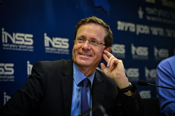 הדרישה מהרצוג: השעה עצמך עד לסיום החקירה