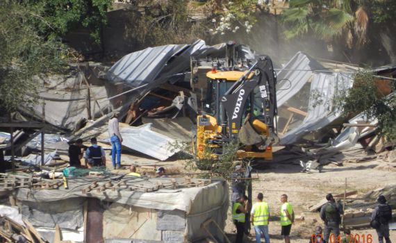 הלחץ עובד: נהרס המבנה הפלסטיני הלא חוקי. צפו