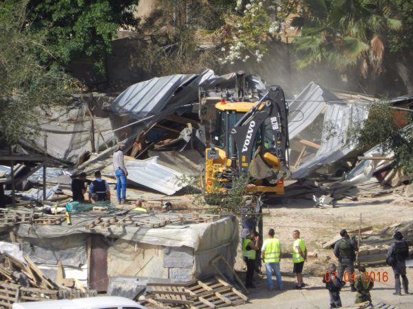 הלחץ עובד: נהרס המבנה הפלסטיני הלא חוקי. צפו