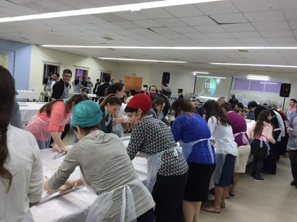 מחזירים את המסורת: נשים אופות מצות. צפו