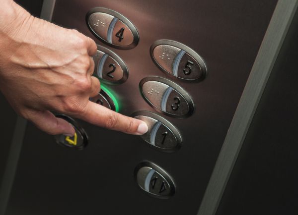 מחדל 'מעליות השבת': פועלות ללא אישור תקף